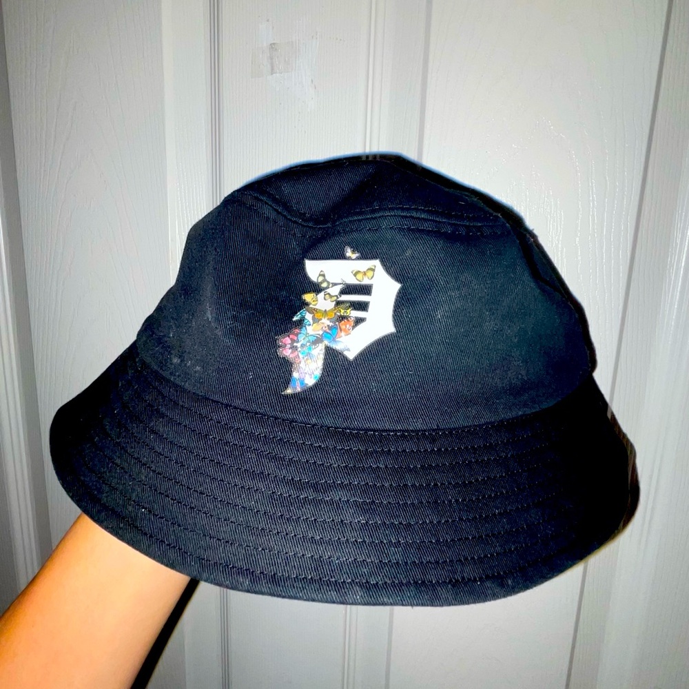 BLACK BUCKET HAT
